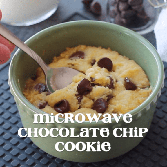 Chocolate chip cookie in Microwave